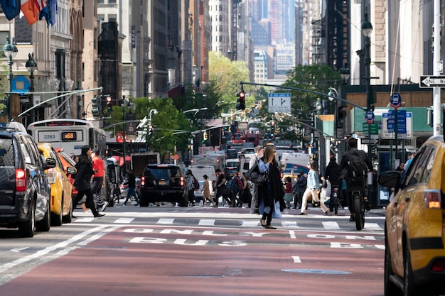 NUEVA YORK, EE.UU. - 5 DE MAYO DE 2019 - Atasco de tráfico congestionado en las calles de la ciudad