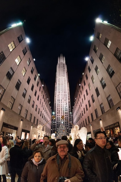 NUEVA YORK, EE.UU. - 9 DE DICIEMBRE DE 2011 - Gente en el Rockfeller Center celebrando la Navidad