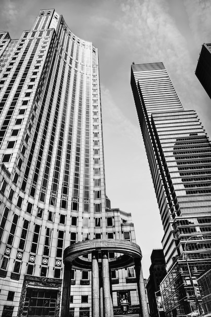 Nueva York, Estados Unidos - 01 de junio de 2014: imagen en blanco y negro de la arquitectura moderna de Manhattan. Manhattan es el más densamente poblado de los cinco distritos de la ciudad de Nueva York.