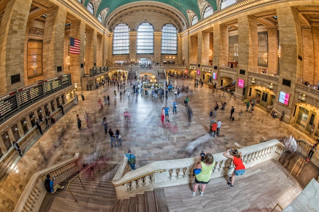 NUEVA YORK - ESTADOS UNIDOS - 11 DE JUNIO DE 2015 La estación Grand Central está llena de gente