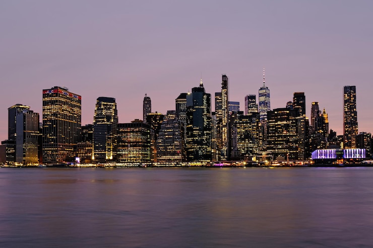 Foto nueva york, estados unidos 13 de abril de 2023 manhattan manhattan por la noche
