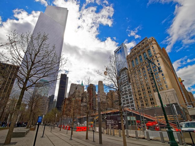 Nueva York, Estados Unidos - 24 de abril de 2015: Freedom Tower en la calle del Distrito Financiero, en el Bajo Manhattan, Nueva York, Estados Unidos