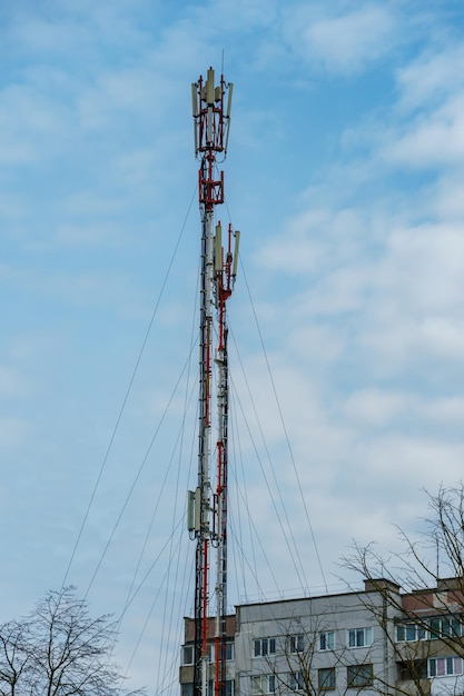 Las nuevas antenas GSM en el techo de un edificio residencial en la ciudad para transmitir una señal 5g son un peligro para la salud humana La contaminación por radiación del medio ambiente a través de las torres celulares