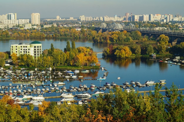 Nuevas áreas residenciales en la margen izquierda del río Dnipro, Kiev, capital de Ucrania