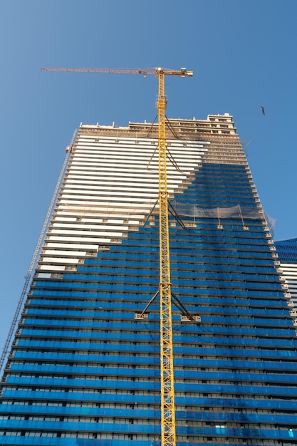 Nuevas casas multifamiliares contra el cielo azul