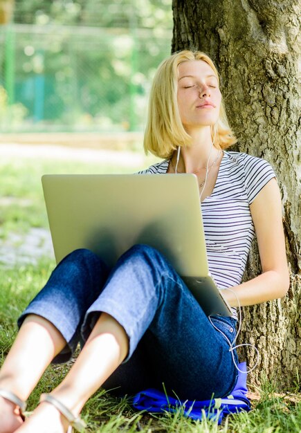 Nuevas ideas chica blogger escribir publicación para red social chica ejecuta su blog en cuaderno verano en línea mujer moderna con cuaderno blogueando mujer al aire libre beber café Inspiración para bloguear