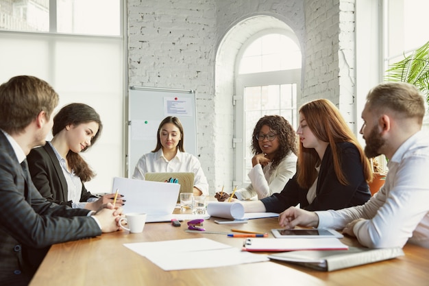 Nuevas ideas Grupo de jóvenes empresarios que tienen una reunión