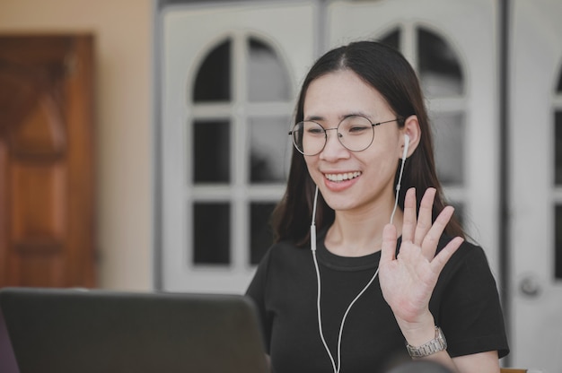 Nuevas mujeres normales trabajan desde casa Video conferencia distanciamiento social quedarse en casa mantenerse a salvo