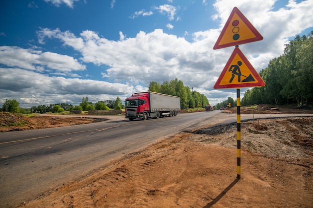 nuevas señales de tráfico instaladas en la carretera reparada