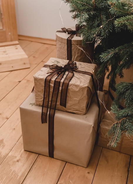 Nuevo 2023 2024 año sala de navidad ohouse tonos beige decorados para las vacaciones Muchos regalos debajo del árbol de Navidad y bombillas bandeja beige con dulces de Año Nuevo 39 atmósfera de confort en el hogar de vacaciones