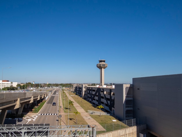 Nuevo aeropuerto internacional de Viracopos en Campinas, con cielo azul