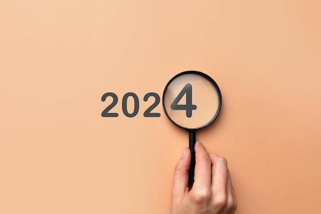 Foto el nuevo año 2024 está llegando inscripción 2024 con lupa