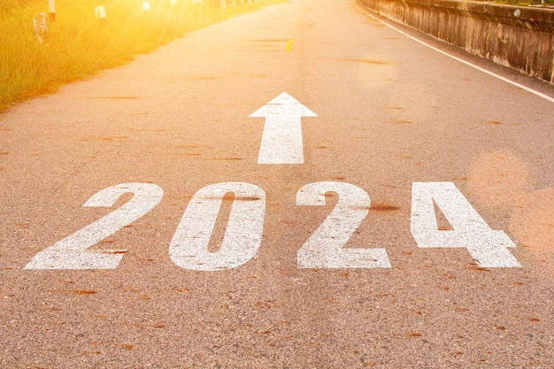 Nuevo año 2024 El texto 2024 ha escrito en el suelo Concepto directo hacia adelante Sigue yendo hacia la meta