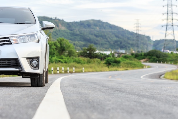 Nuevo aparcamiento de plata en la carretera de asfalto en Tailandia