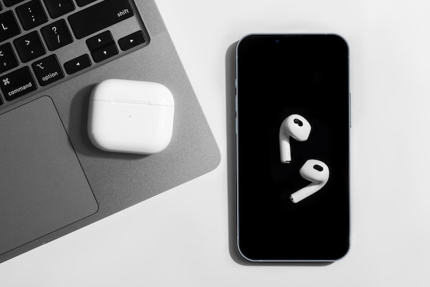 Nuevo Apple AirPods 3 inalámbrico con teléfono sobre fondo blanco.