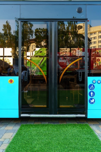Un nuevo autobús moderno con motor eléctrico en la exposición de tecnología Primer plano exterior del autobús