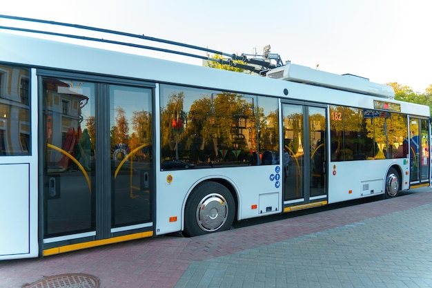 Un nuevo autobús moderno Transporte público eléctrico moderno Detalles del autobús en primer plano Faros del parabrisas Cabina del conductor