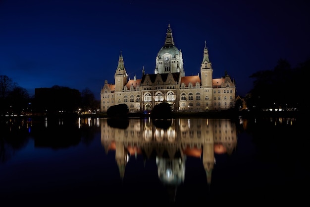 Nuevo Ayuntamiento por la noche en Hannover, Alemania