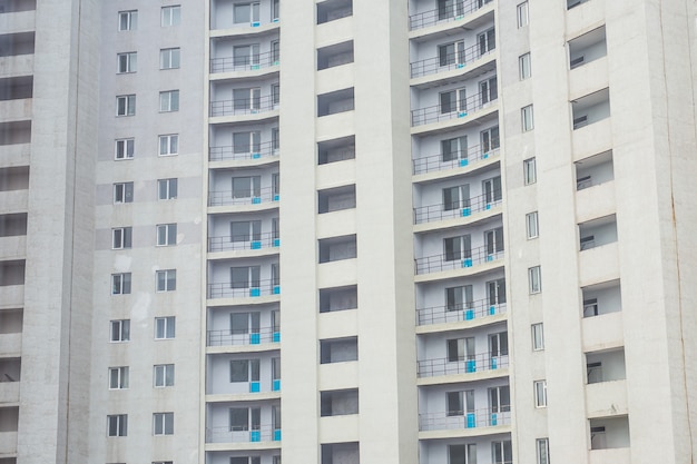 Nuevo bloque de modernos apartamentos con balcones en la ciudad.