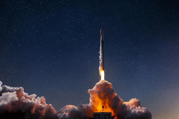 Nuevo cohete espacial con explosión y humo despega con éxito al espacio estrellado Despegue y lanzamiento de la nave espacial