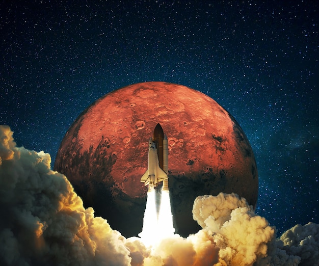 Nuevo cohete espacial lanzado con éxito al espacio con nubes de humo al planeta rojo Marte. Nave espacial despegue en misión espacial sobre un fondo de espacio profundo y planeta rojo, concepto