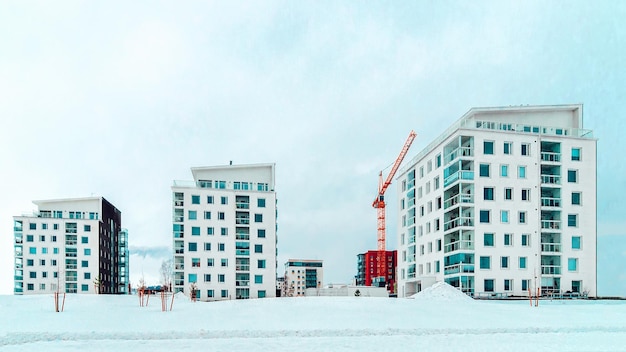 Nuevo complejo de edificios de apartamentos en desarrollo, en invierno Helsinki, Finlandia