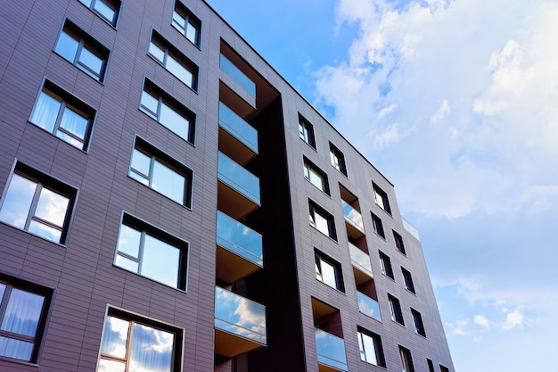 Nuevo concepto de arquitectura de edificio de apartamentos moderno. Casa residencial y hogar.