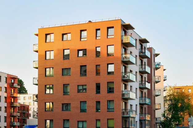 Nuevo concepto de arquitectura de edificio de apartamentos moderno y plano. Casa residencial y hogar.