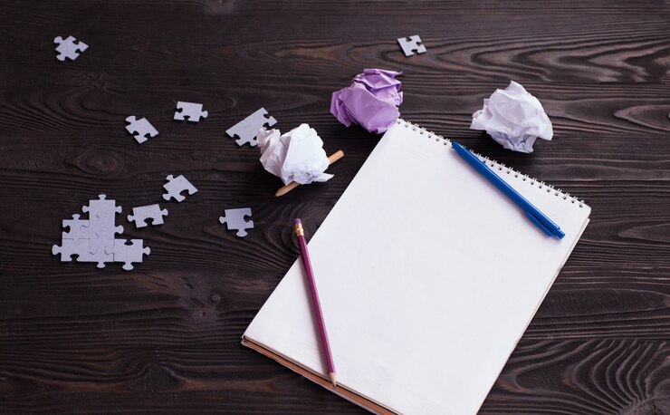 Foto nuevo concepto de idea con papel de oficina arrugado