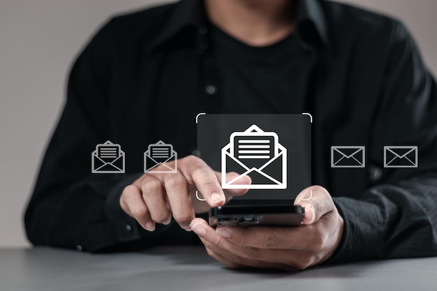 Nuevo concepto de notificación por correo electrónico El hombre de negocios recibe notificacións por correo electrónico Comunicación por correo electrónico y marketing digital Boletín de noticias Mensaje SMS Tecnología de comunicación electrónica