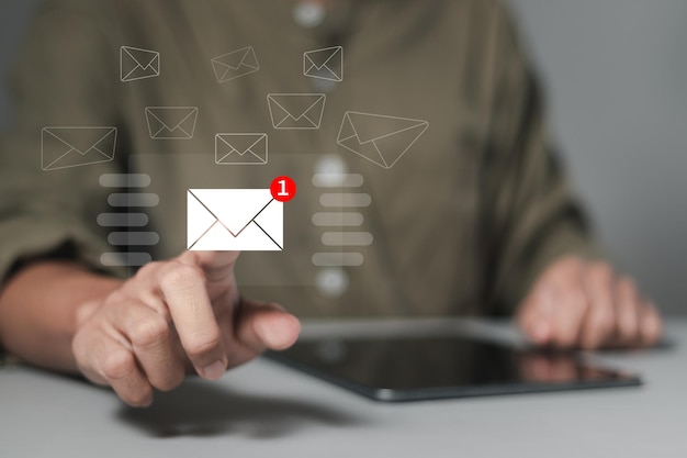 Nuevo correo electrónico notificación hombre tocando símbolo de correo electrónico para recibir nuevo mensaje negocio correo electrónico comunicación y marketing digital boletín de noticias mensaje SMS tecnología de comunicación electrónica