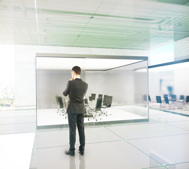 Nuevo diseño interior de sala de conferencias con un hombre de negocios pensante 3D Render