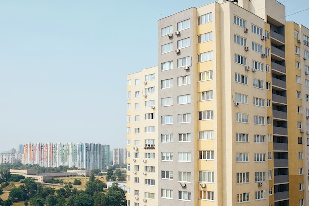 Nuevo distrito en la ciudad moderna coloridos rascacielos en dormitorios