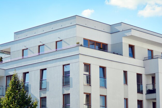 Foto nuevo edificio de apartamentos con balcones de vidrio casas de arquitectura moderna junto al mar