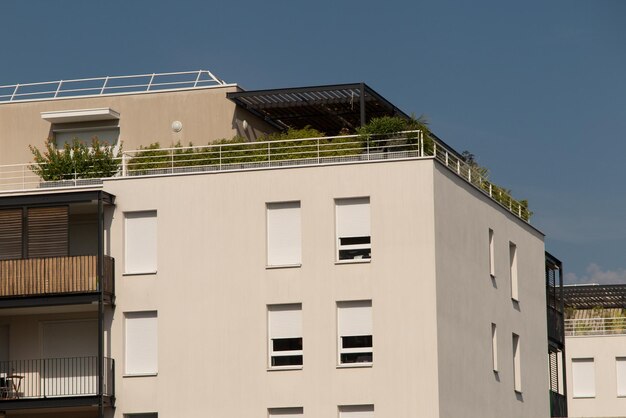 Nuevo edificio de apartamentos en un día soleado