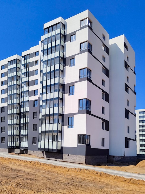 Nuevo edificio de apartamentos moderno contra el cielo azul.