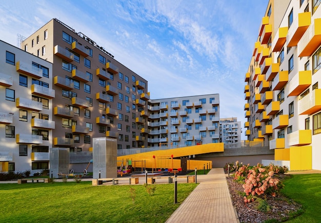 Nuevo edificio de apartamentos residenciales modernos y parque infantil. Con concepto de instalaciones al aire libre.