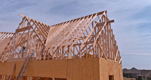 Nuevo edificio en construcción viga de madera de poste construida con palo de marco con vista superior aérea