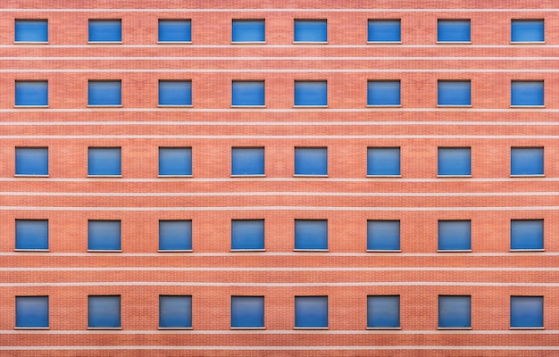 Foto nuevo edificio de ladrillo rojo con persianas azules