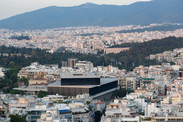 Nuevo edificio del Museo de la Acrópolis desde la colina en Atenas, Grecia