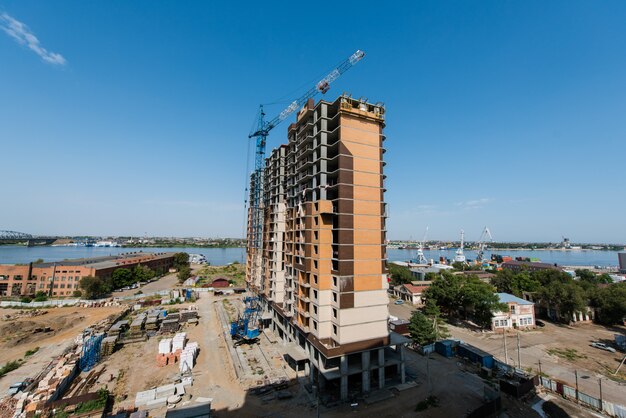 Nuevo edificio de varios pisos en construcción.