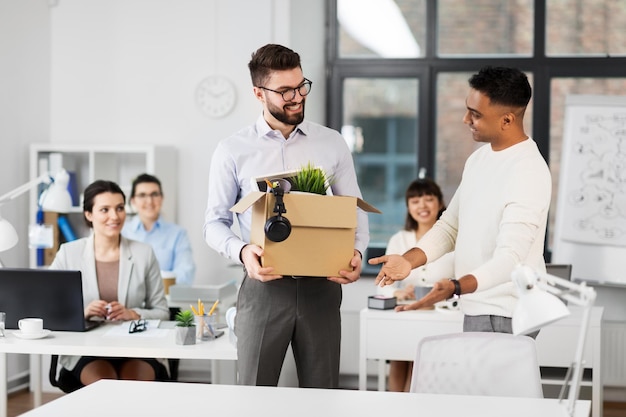 Foto nuevo empleado masculino se reúne con colegas en la oficina