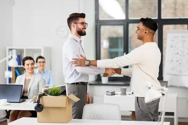 Foto nuevo empleado masculino se reúne con colegas en la oficina