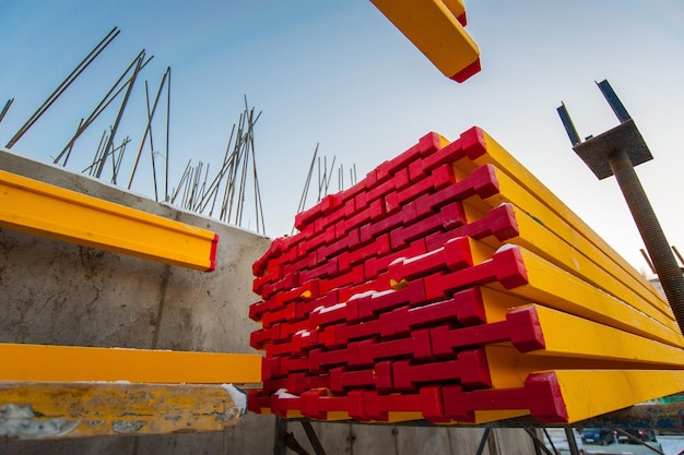 Foto nuevo encofrado amarillo para el marco de la construcción monolítica