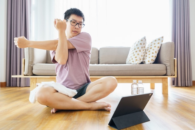 Nuevo entrenamiento normal en casa un hombre asiático