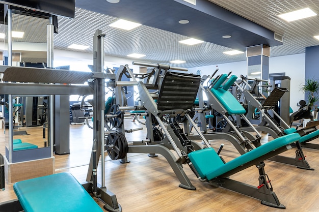 Nuevo equipamiento deportivo en un gimnasio.