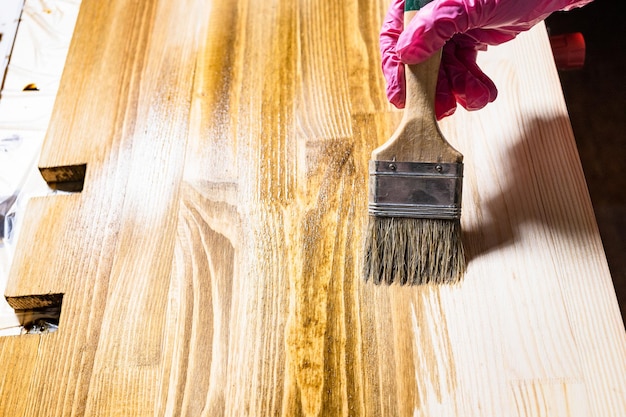 El nuevo estante de madera está cubierto con tinte para madera.