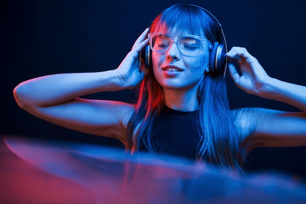 Nuevo estilo. Foto de estudio en estudio oscuro con luz de neón. Retrato, de, niña joven