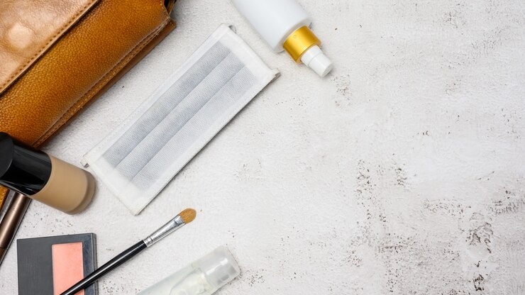 Foto nuevo estilo de vida normal con mascarilla y gel para manos para protegerte cuando estás fuera de casa. la vida después de la situación de pandemia del brote de covid-19 o el virus corona.