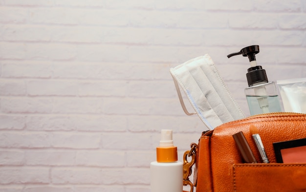 Nuevo estilo de vida normal con mascarilla y gel para manos para protegerte cuando estás fuera de casa. La vida después de la situación de pandemia del brote de Covid-19 o el virus Corona.